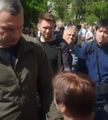 Жінка, чия невістка загинула під час обстрілу Києва, скаржиться Кличку на зачинені укриття: Всі замки були закриті. ВIДЕО