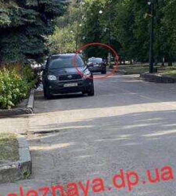 Скандалив і довів до сліз. На Дніпропетровщині водій таксі відмовився везти додому 88-літню жінку з інвалідністю 