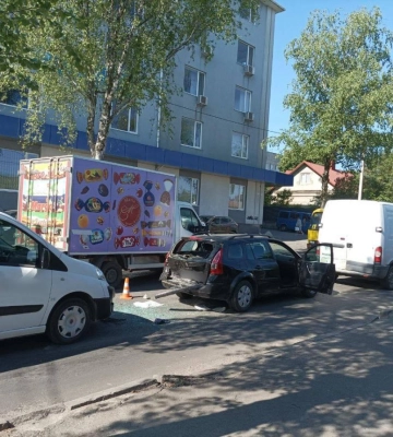 Біля міської лікарні у Рівному потрійна ДТП (ФОТО)