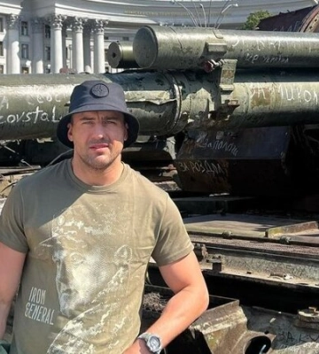 В футболке с изображением Залужного. Звездный украинский боксер прибыл в Киев и сделал подарок воинам ВСУ — видео