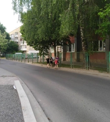 У Луцьку просять зробити тротуар біля Держархіву 