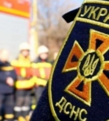 Пожежа приватного господарства та перекинутий автомобіль: рятувальники надали звіт за минилу добу по Вараському району