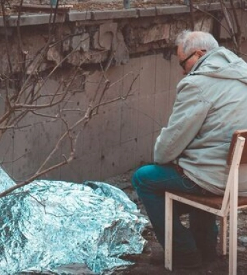 Родные рядом с телами погибших близких после ночной атаки России на Киев. ФОТО ДНЯ