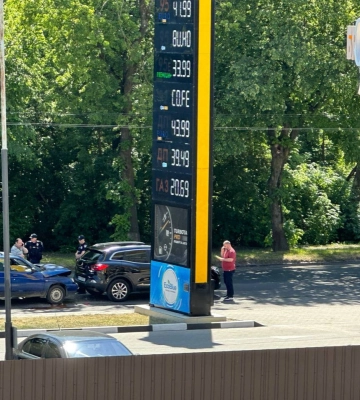 Біля парку у Луцьку зіткнулися «жигулі» та позашляховик