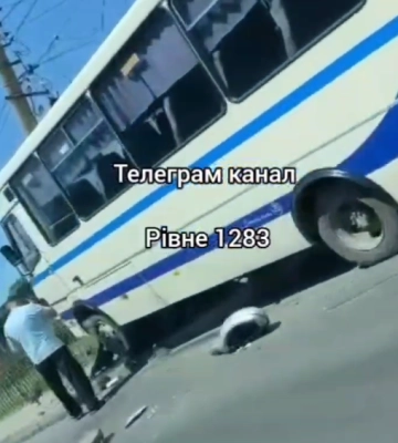 На виїзді з Рівного розбився автобус