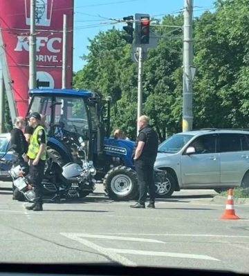 У Дніпрі зіткнулися мотоцикл, трактор та автомобіль: рух ускладнений