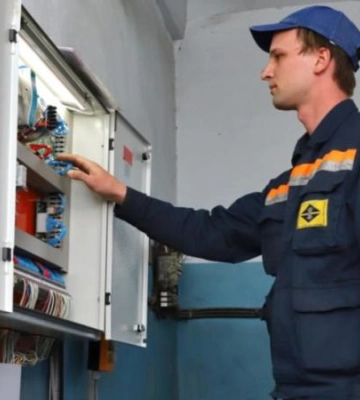 У Дніпрі попри війну в будинках продовжують оновлювати ліфти (Фото)