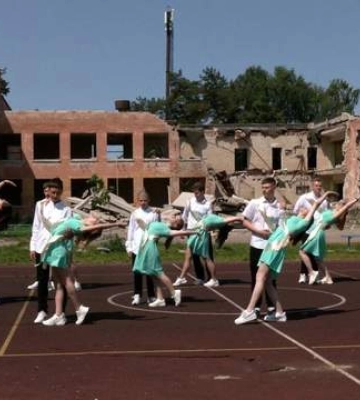 &quot;Дуже боляче&quot;: у Чернігові випускники станцювали вальс на подвір&#039;ї розбомбленої Росією школи