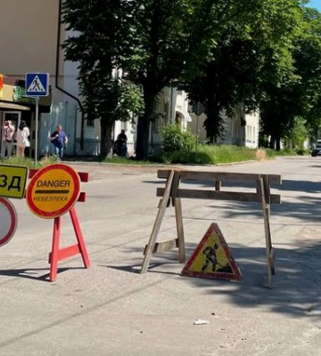 У Полтаві через аварію на мережах водовідведення перекрили рух частиною вулиці Козака У Полтаві через аварію на мережах водовідведення перекрили рух частиною вулиці Козака
