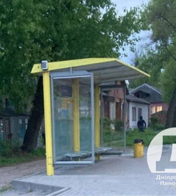 У Дніпрі ремонтують зупинки громадського транспорту, які постраждали через дощі