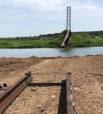 На Снігурівщині відбудовують зруйнований пішохідний міст