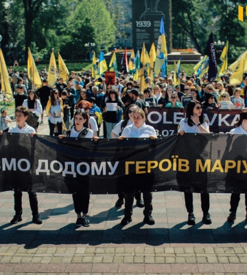 “Рік полону”: у центрі Києва провели марш на підтримку полонених захисників “Азовсталі” (ФОТО)