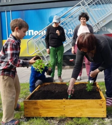 У львівському модульному містечку переселенці отримали городи. Теж модульні, - ВІДЕО