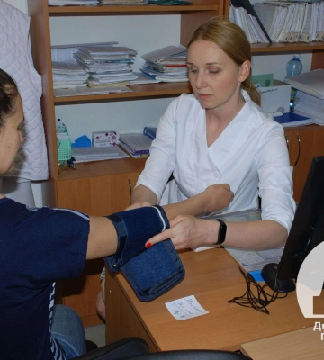 Вони бігли до Дніпра під дулами автоматів. Історія сімейної пари лікарів (відео)