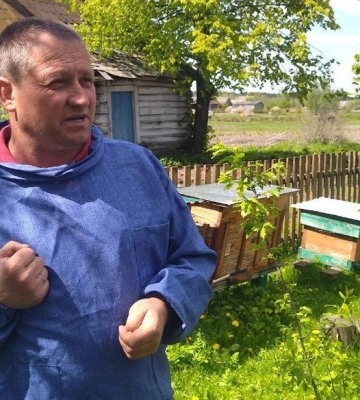 Волинський пасічник майструє вулики з очерету