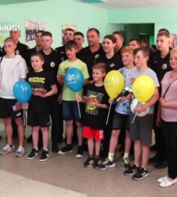 Курсанти донецького вишу в Кропивницькому привітали дітей, які залишились без батьків (відео)