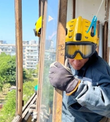 У Деснянському районі Києва розібрали аварійні конструкції у пошкоджених багатоповерхівках