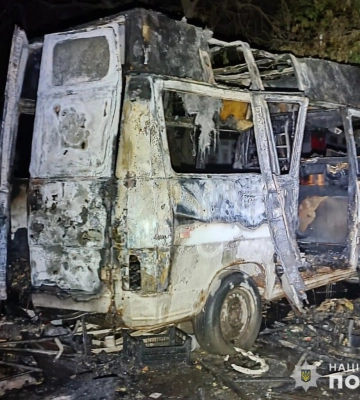 У Запоріжжі поліцейські затримали двох чоловіків, які спалили автомобіль конкурента (ФОТО)