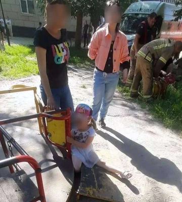 В Кривом Роге ребенок застрял в карусели