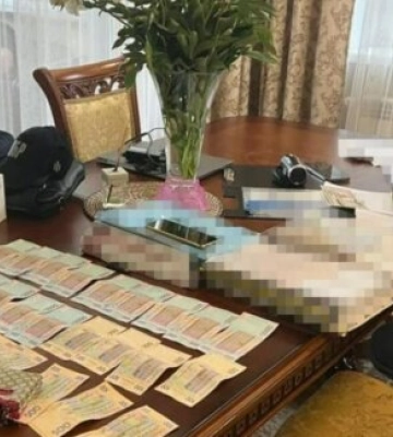У Дніпрі чиновник поліції &quot;вибивав&quot; із будівельників 200 тисяч доларів і погрожував вбивством