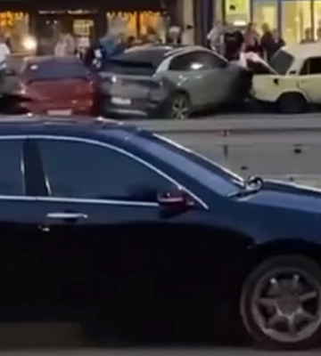 У Дніпрі BMW зіткнувся з Ford та влетів у припарковані авто (ВІДЕО)