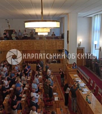 Літня сесія: депутати Закарпатської облради нагородили воїнів і заборонили релігійні організації, пов’язані з рф
