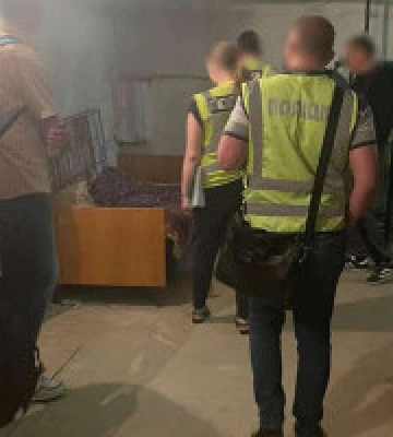 У справі про закрите укриття у Києві затримали трьох посадовців та охоронця медзакладу