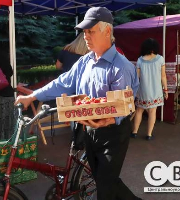 У Кропивницькому на ярмарку продають 10 тонн полуниці (фоторепортаж)