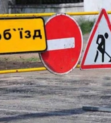 У центрі Сум знову змінили напрямки руху через ремонт дороги