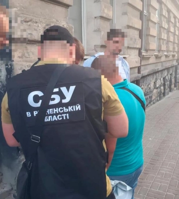 СБУ Рівненщини викрила організаторів шахрайської схеми виїзду чоловіків призовного віку за кордон