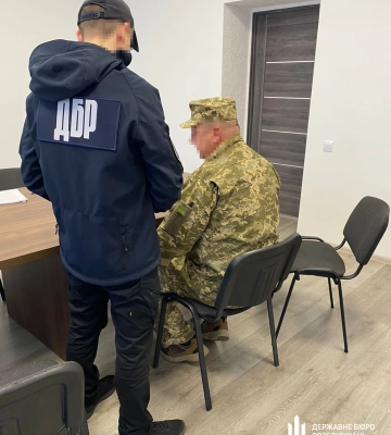 Офіцер на Рівненщині не знімав з порушників бойові доплати. Тепер може сісти на 8 років. ФОТО