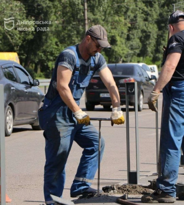 У Дніпрі замість пошкоджених антипаркувальних стовпчиків улаштовують нові