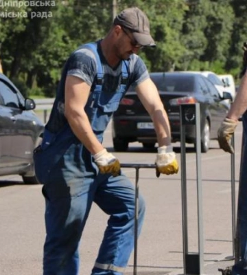 У Дніпрі замінюють антипаркувальні стовпчики: замість пошкоджених встановлюють нові