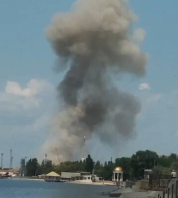 В Бердянске раздались взрывы: дым поднимается над портом