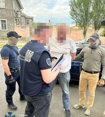 СБУ у Миколаєві затримала посадовця, який допомагав переправляти ухилянтів через держкордон