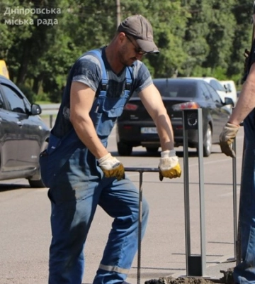 У Дніпрі замінюють антипаркувальні стовпчики: замість пошкоджених встановлюють нові