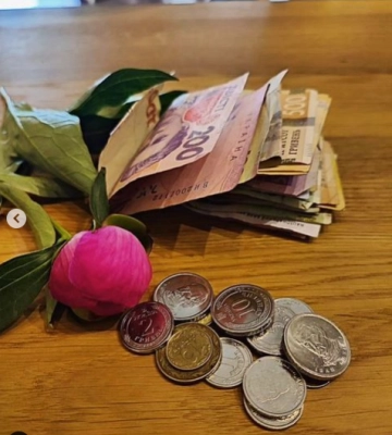 У центрі Луцька 7-річна дівчинка продавала квіти, щоб допомогти ЗСУ
