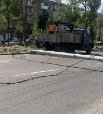 Через падіння електроопори тимчасово перекрито рух транспорту на бульварі Лесі Українки