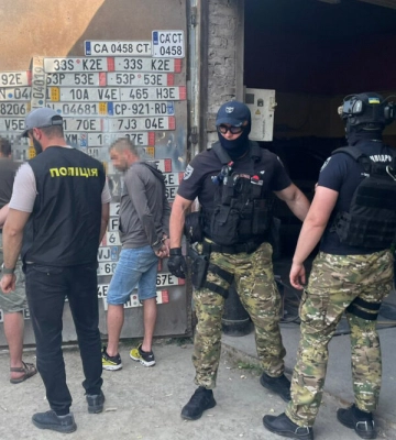 На Франківщині затримали чоловіка, який підпільно продавав вогнепальну зброю
