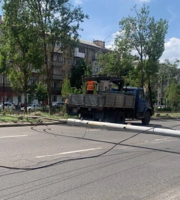 На бульварі Лесі Українки впав стовп, рух тимчасово перекрили