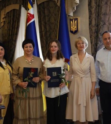 У Закарпатській облраді відзначили юну лауреатку всеукраїнського конкурсу та її керівника