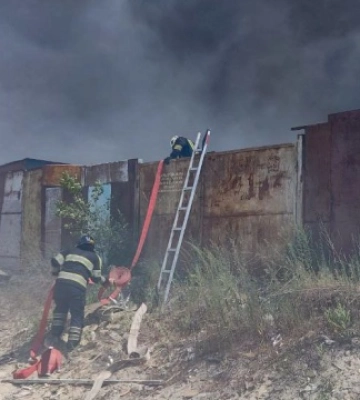 У Києві на Печерську сталася масштабна пожежа — горіла недобудова