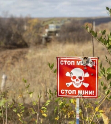 На Харківщині авто наїхало на вибухівку: жінка загинула, троє дітей поранені