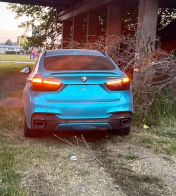 У Луцьку BMW Х6 злетіла з дороги та збила дорожній знак 