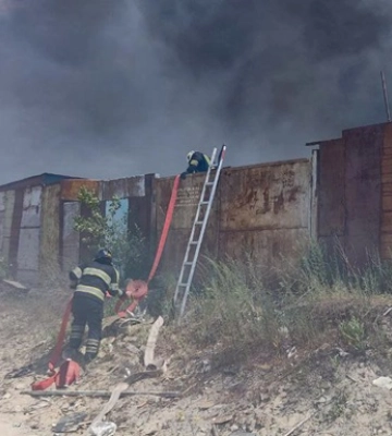 У Києві загорілися одразу 12 гаражів