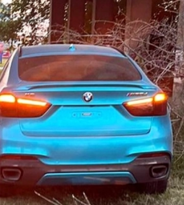 У Луцьку BMW Х6 злетіла з дороги та збила дорожній знак 