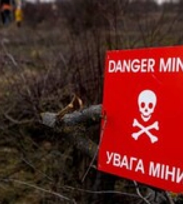 На Харківщині автомобіль підірвався на вибухівці, є загибла, постраждали діти