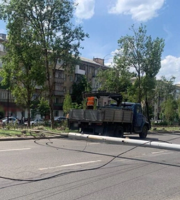 На Печерске электросамокатчик налетел на провода упавшей электроопоры