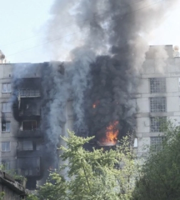 У Торецьку внаслідок російського удару горіли дві багатоповерхівки, загинула людина
