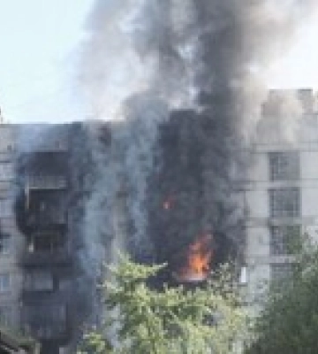 Загарбники обстріляли багатоповерхівки в Торецьку: рятувальники розповіли про наслідки